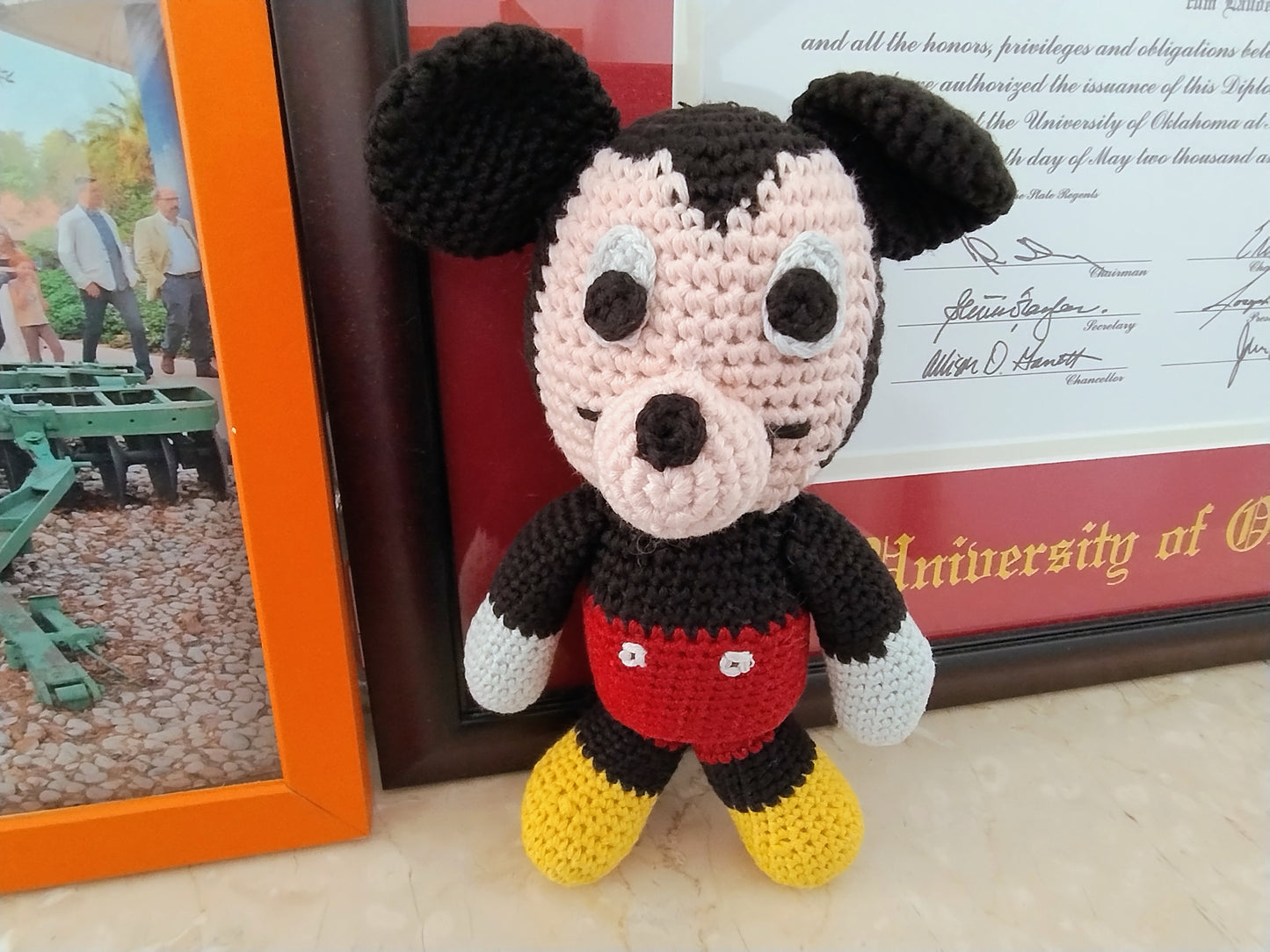 Handmade mouse amigurumi standing on a shelf in a modern nursery; a minimalist and artisanal decorative piece made in Italy by Cepaale.