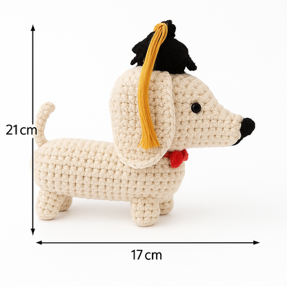 Cachorrinho Dachshund Amigurumi Formando em Crochet Feito à Mão - Presente Artesanal 21cm