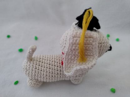 Cachorrinho Dachshund Amigurumi Formando em Crochet Feito à Mão - Presente Artesanal 21cm