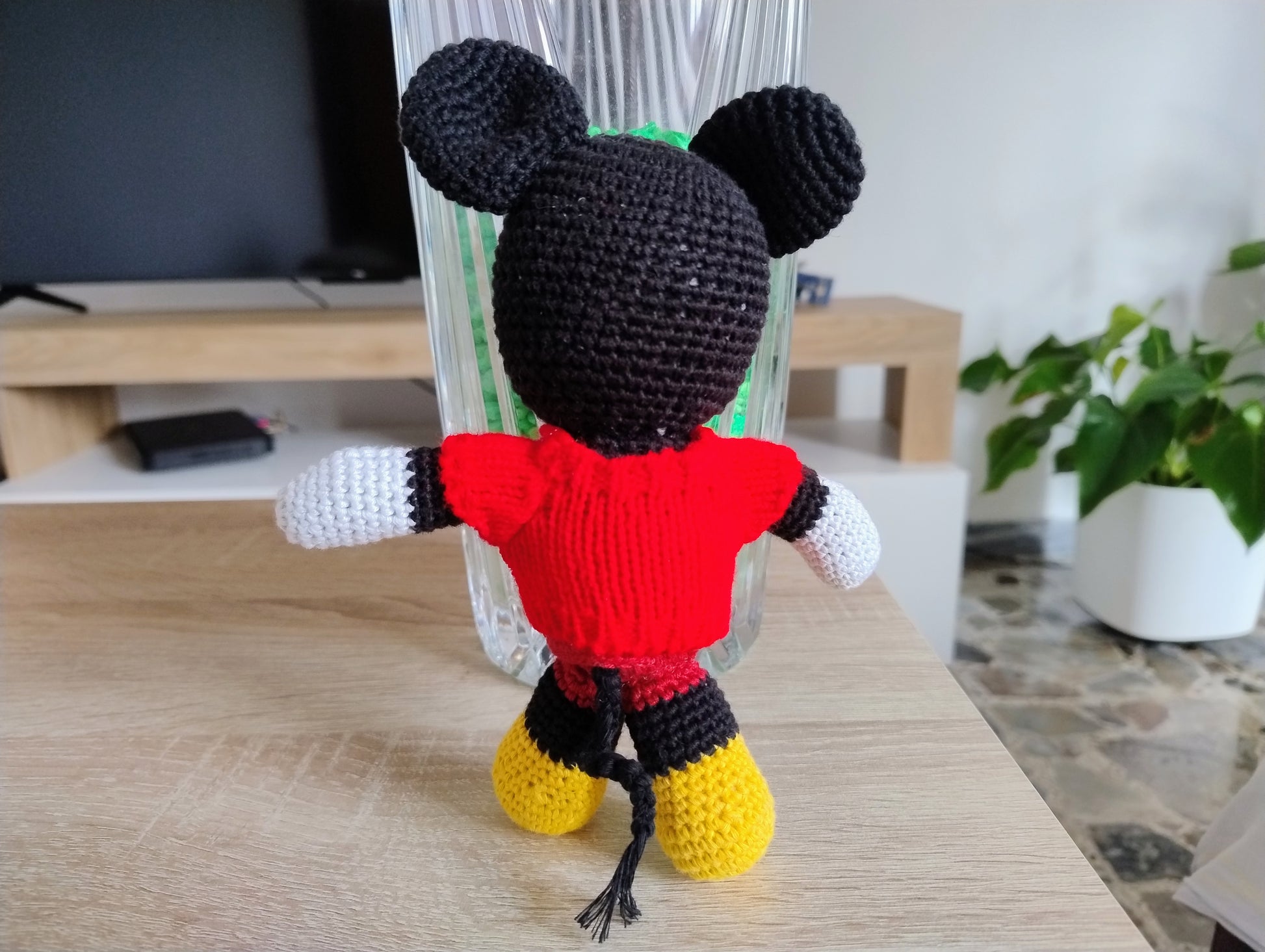 Detailed back view of a handmade mouse amigurumi, showcasing the high-quality crochet stitch work and the small black tail; an artisanal nursery toy made in Italy by Cepaale