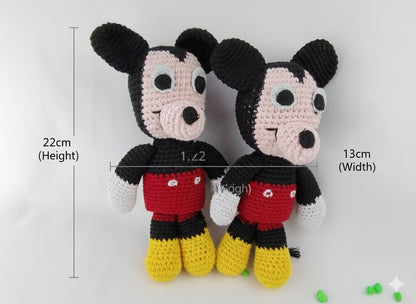 Handmade mouse amigurumi size guide showing dimensions of 22 cm in height and 13 cm in width; a custom crochet toy crafted in Italy by Cepaale